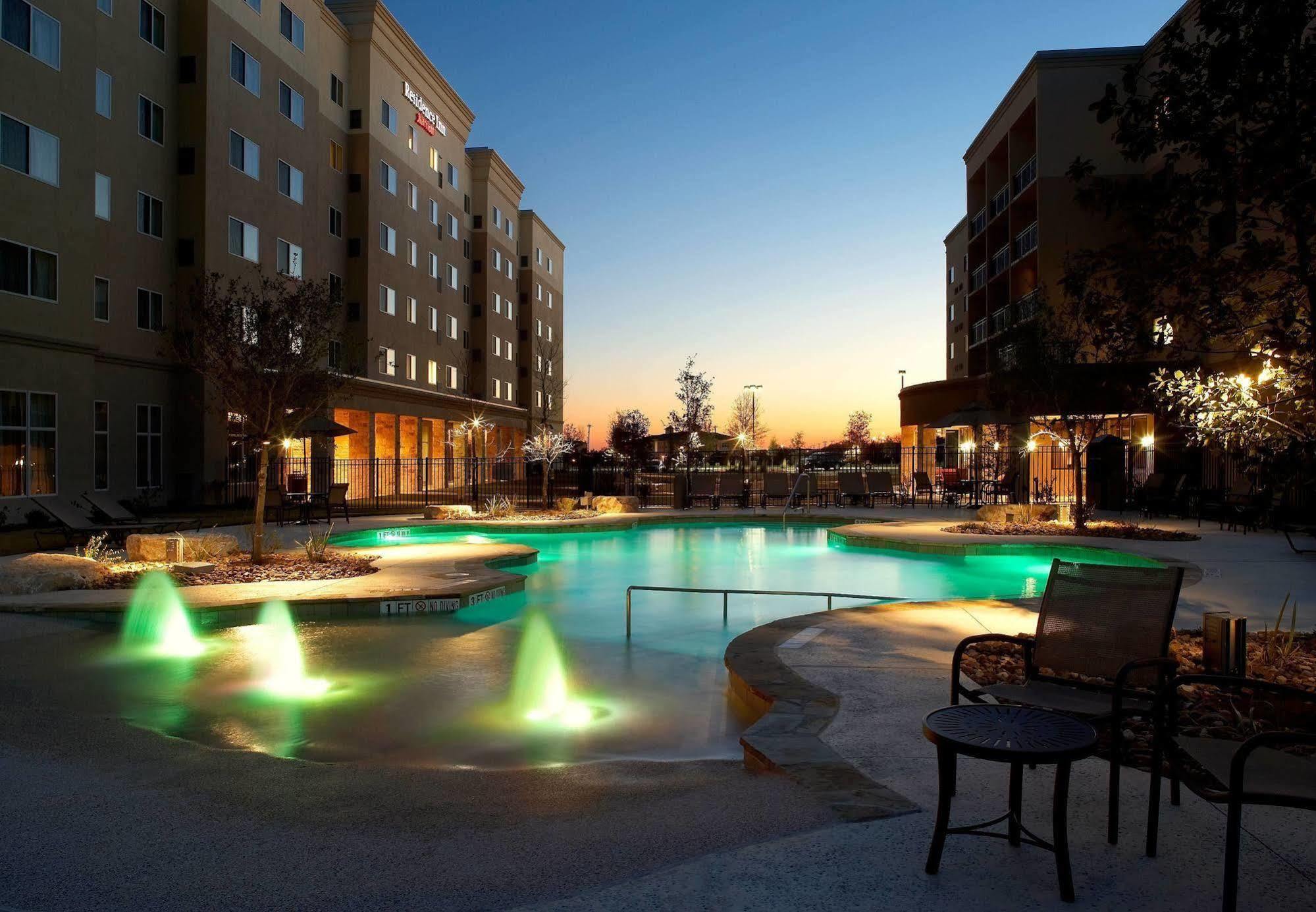 Courtyard By Marriott San Antonio Six Flags At The Rim Hotell Eksteriør bilde